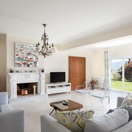 Villa Fantasia Isthmia Bagian luar foto